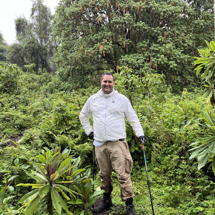 Christian Tuschner beim Wandern im Regenwald in Ruanda