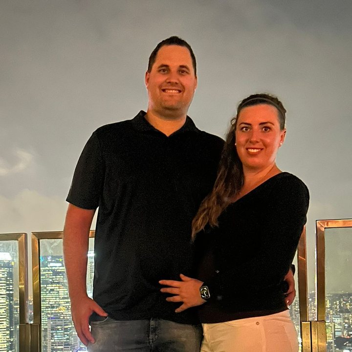 Christian Tuschner mit seiner Partnerin auf der Aussichtsplattform des Marina Bay Sands in Singapur